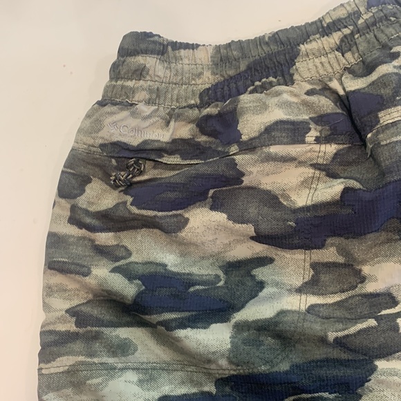Elastic waist outdoor Columbia shorts. Camo. Size large. 100% nylon. - Picture 4 of 5